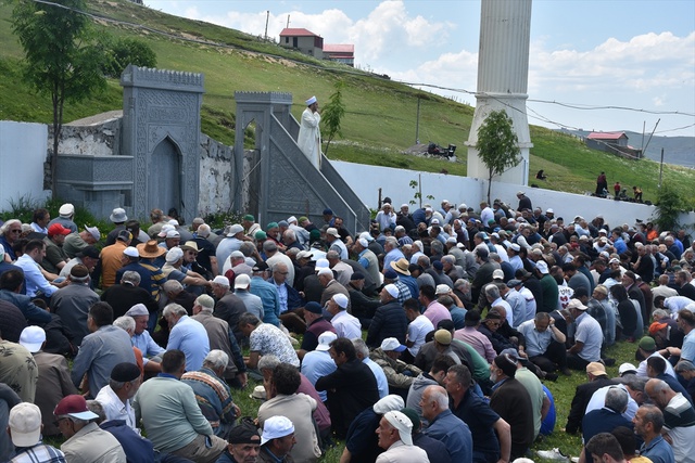 Kadırga Yaylası'ndaki üstü açık tarihi camide cuma namazı kılındı