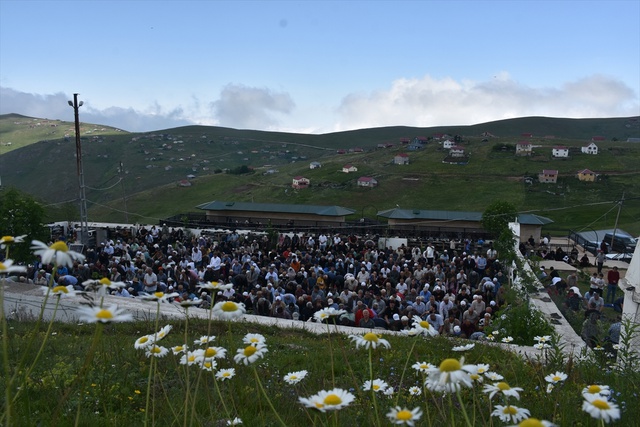 Kadırga Yaylası'ndaki üstü açık tarihi camide cuma namazı kılındı