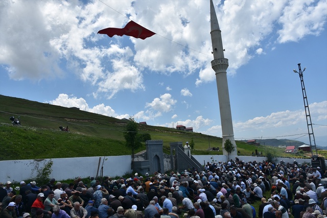 Kadırga Yaylası'ndaki üstü açık tarihi camide cuma namazı kılındı