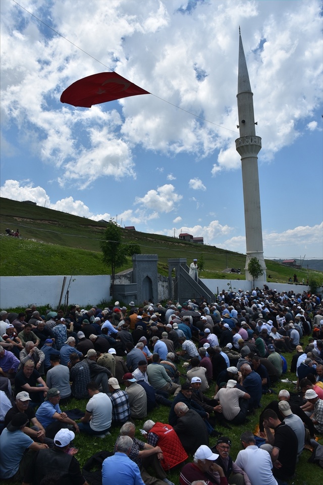Kadırga Yaylası'ndaki üstü açık tarihi camide cuma namazı kılındı