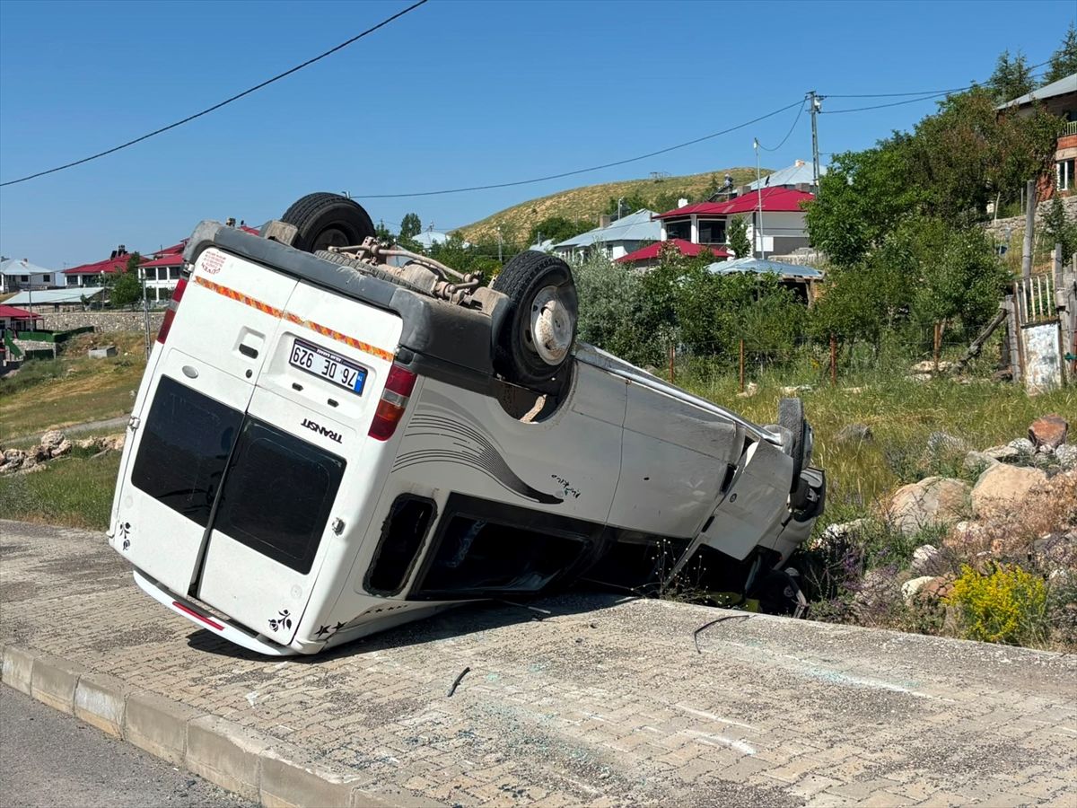 Bingöl\'de Minibüs Devrildi: Sürücü Yaralandı