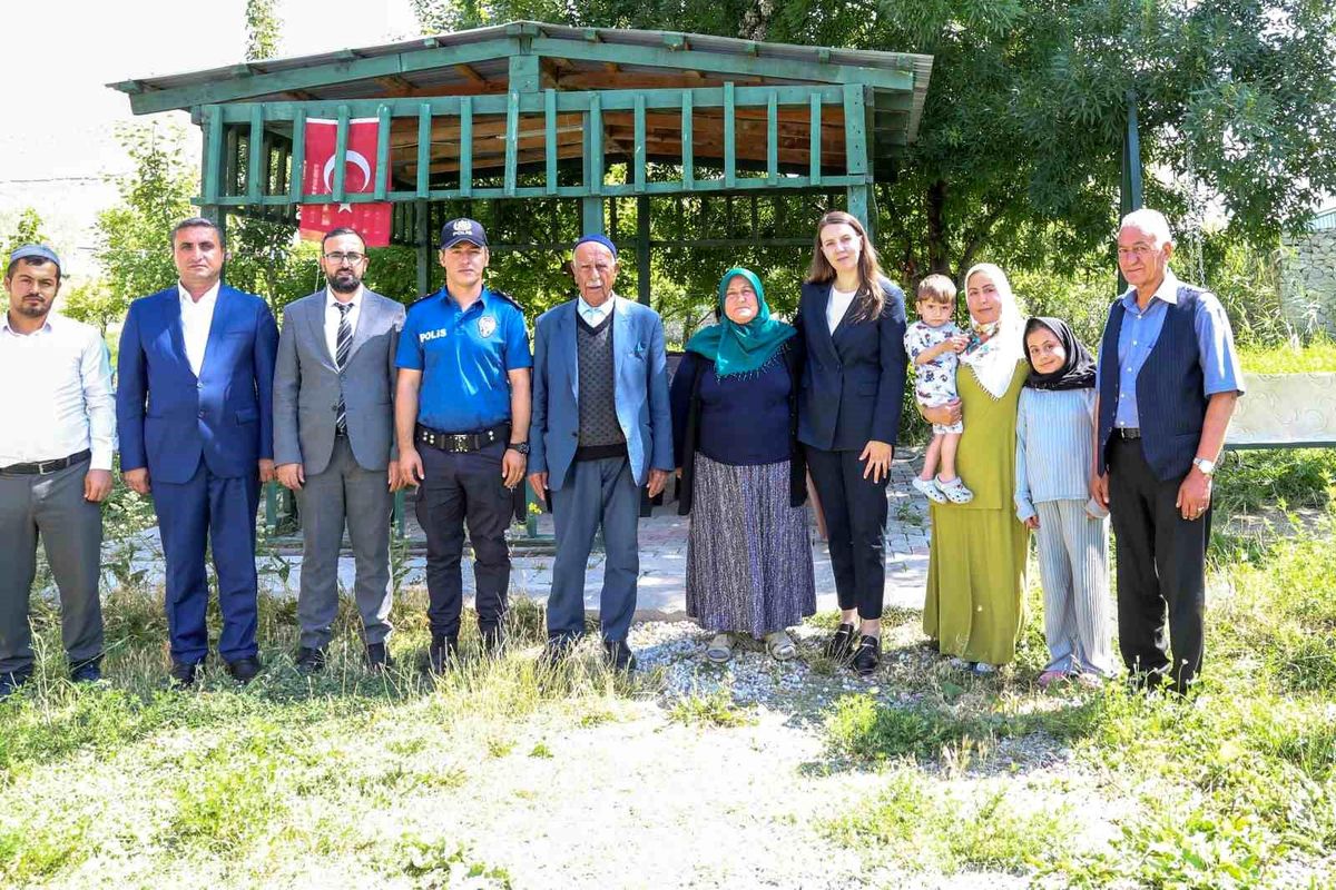 Gürpınar Kaymakamı şehit kabrini ziyaret etti
