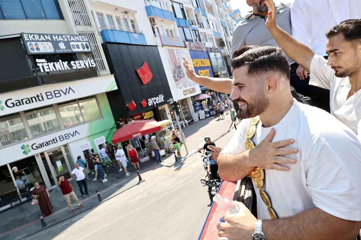 Kırkpınar başpehlivanı Erkan Taş\'a Antalya\'da coşkulu karşılama