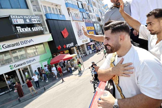 Kırkpınar başpehlivanı Erkan Taş’a Antalya’da coşkulu karşılama
