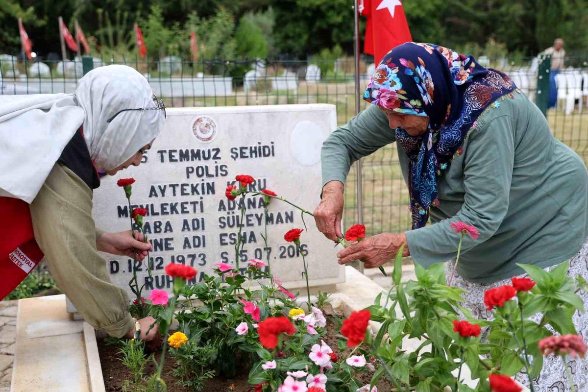 Kozan\'da 15 Temmuz şehidi Aytekin Kuru kabri başında anıldı