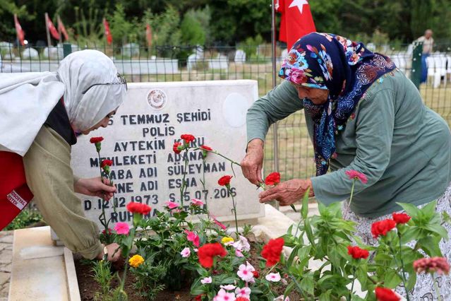 Kozan’da 15 Temmuz şehidi Aytekin Kuru kabri başında anıldı