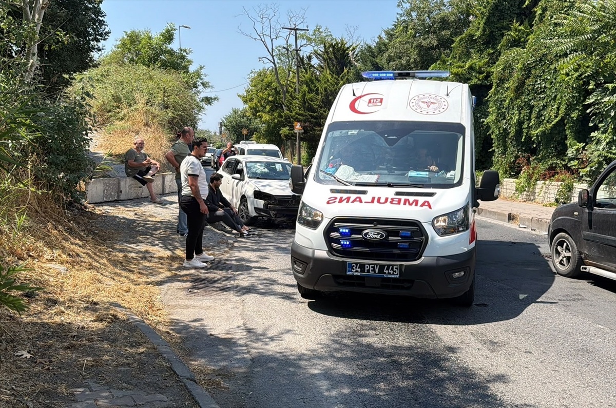 Küçükçekmece\'de Kaza: Sürücü Yaralı