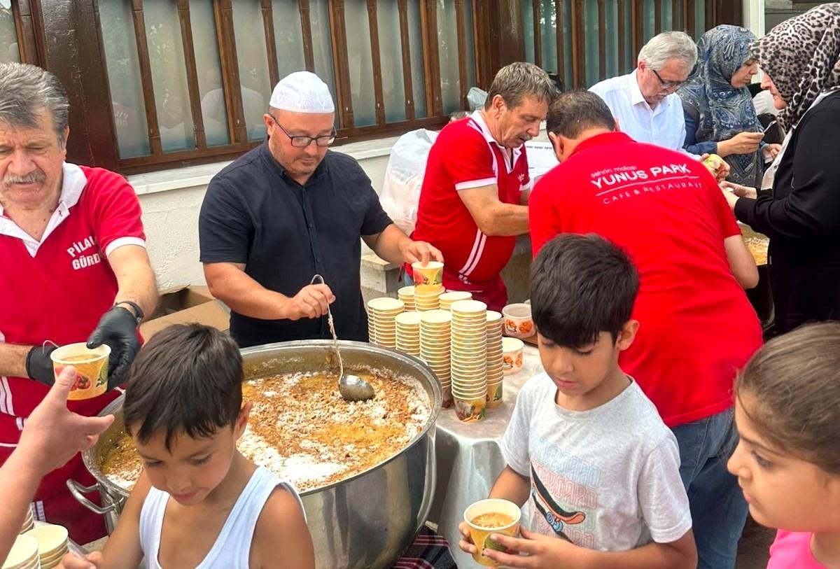 Haki Baba Camii\'nde Aşure Hayrı