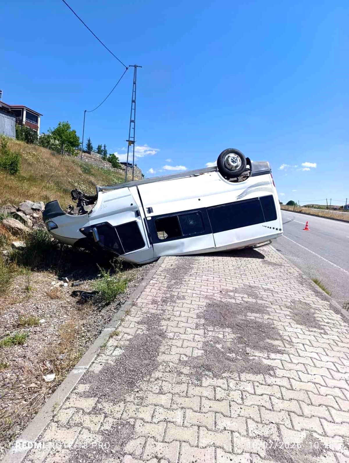 Bingöl\'de Takla Atan Minibüs: Sürücü Yaralandı