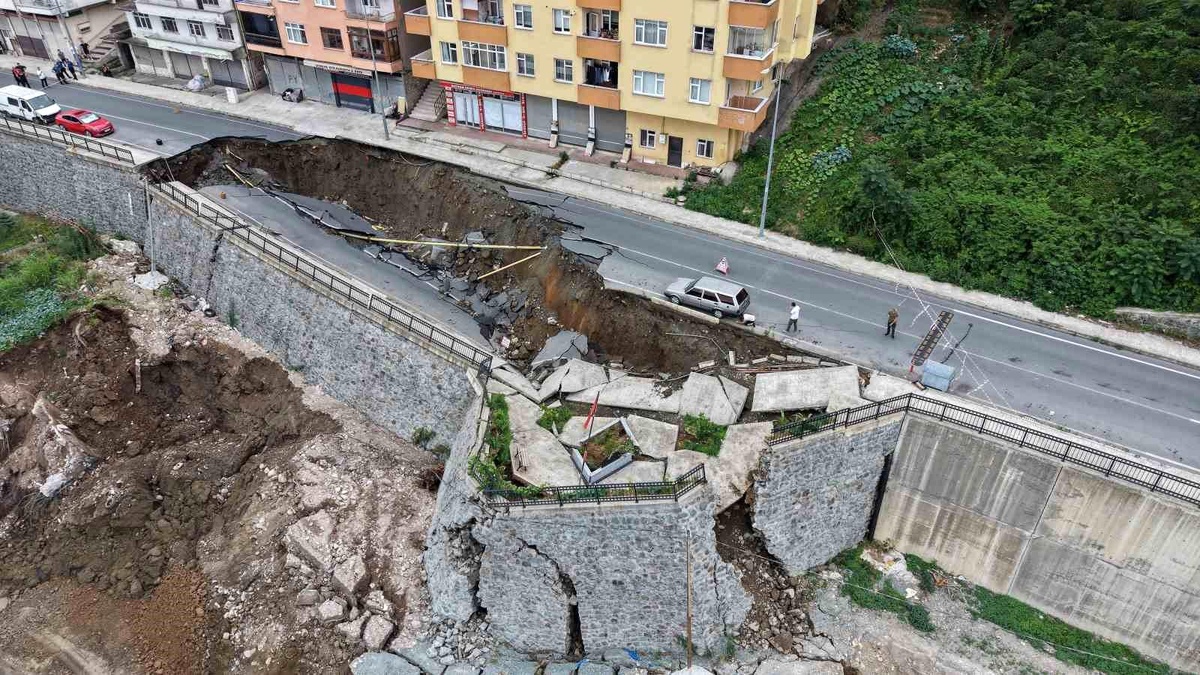 Rize\'de yurt inşaatında göçük: 2 bina tahliye edildi