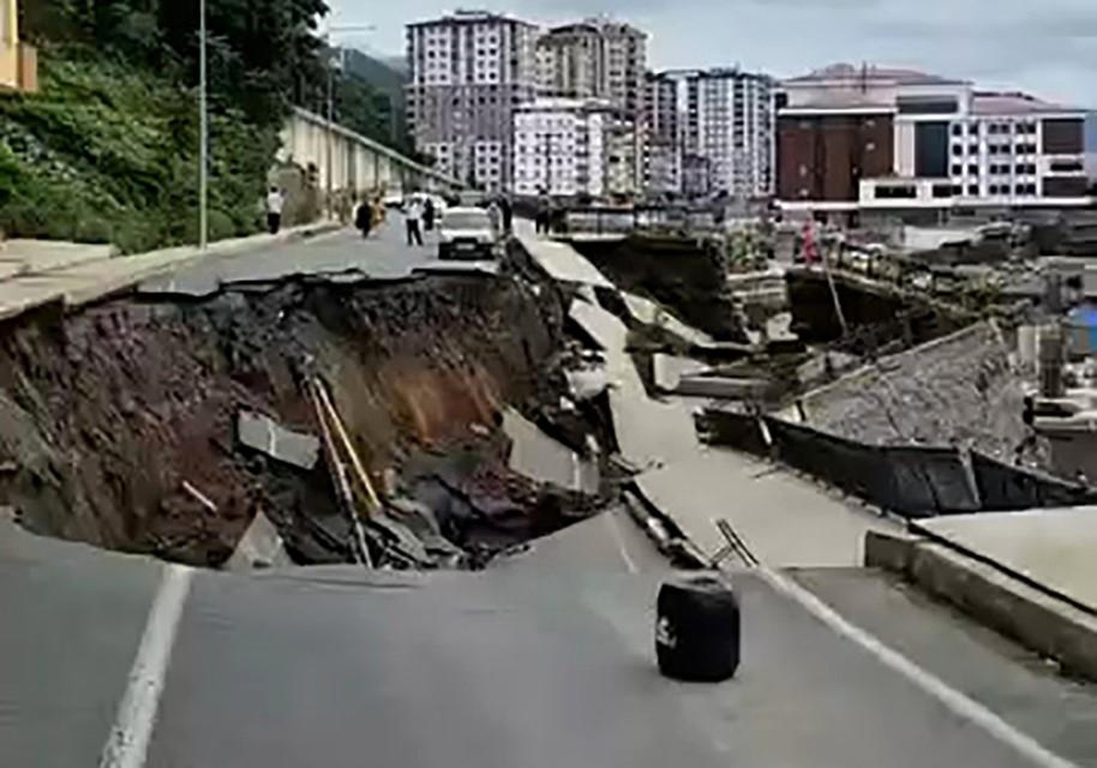 Rize\'de Yol Çökmesi: 2 Bina Tahliye Edildi