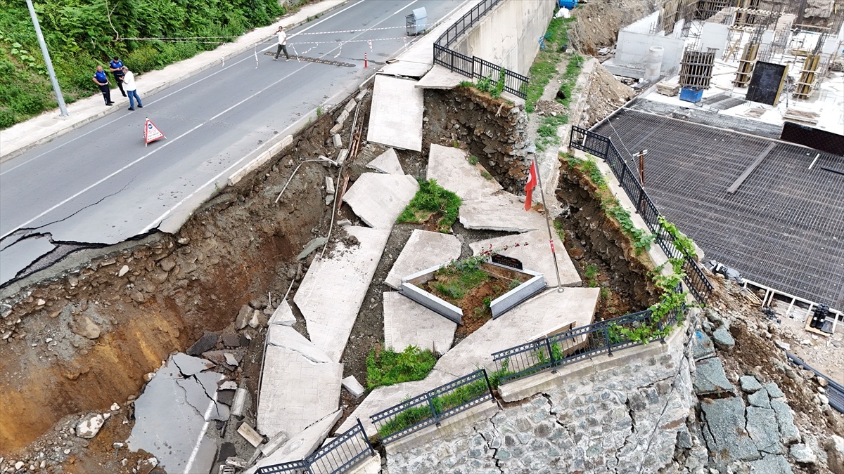 Rize\'de yurt inşaatında istinat duvarı çöktü