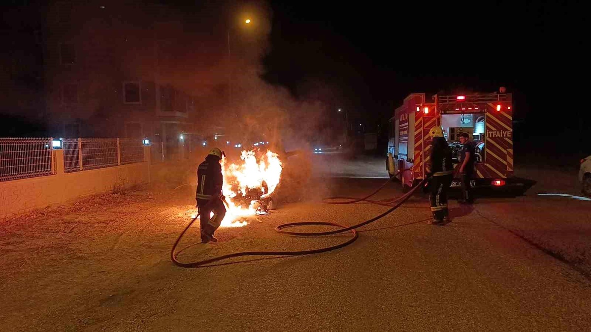 Seyir halindeki otomobil alev topuna döndü
