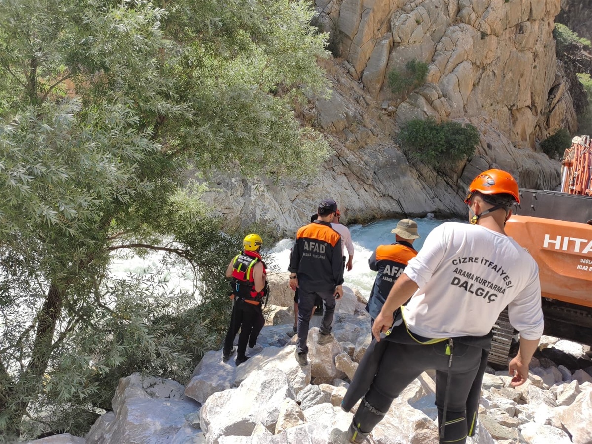 Beytüşşebap\'ta Balık Tutarken Suya Düşen Genç Aranıyor