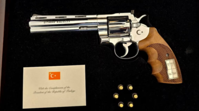 Slovakya Cumhurbaşkanı, Erdoğan'ın hediyesini gazetecilere gösterdi