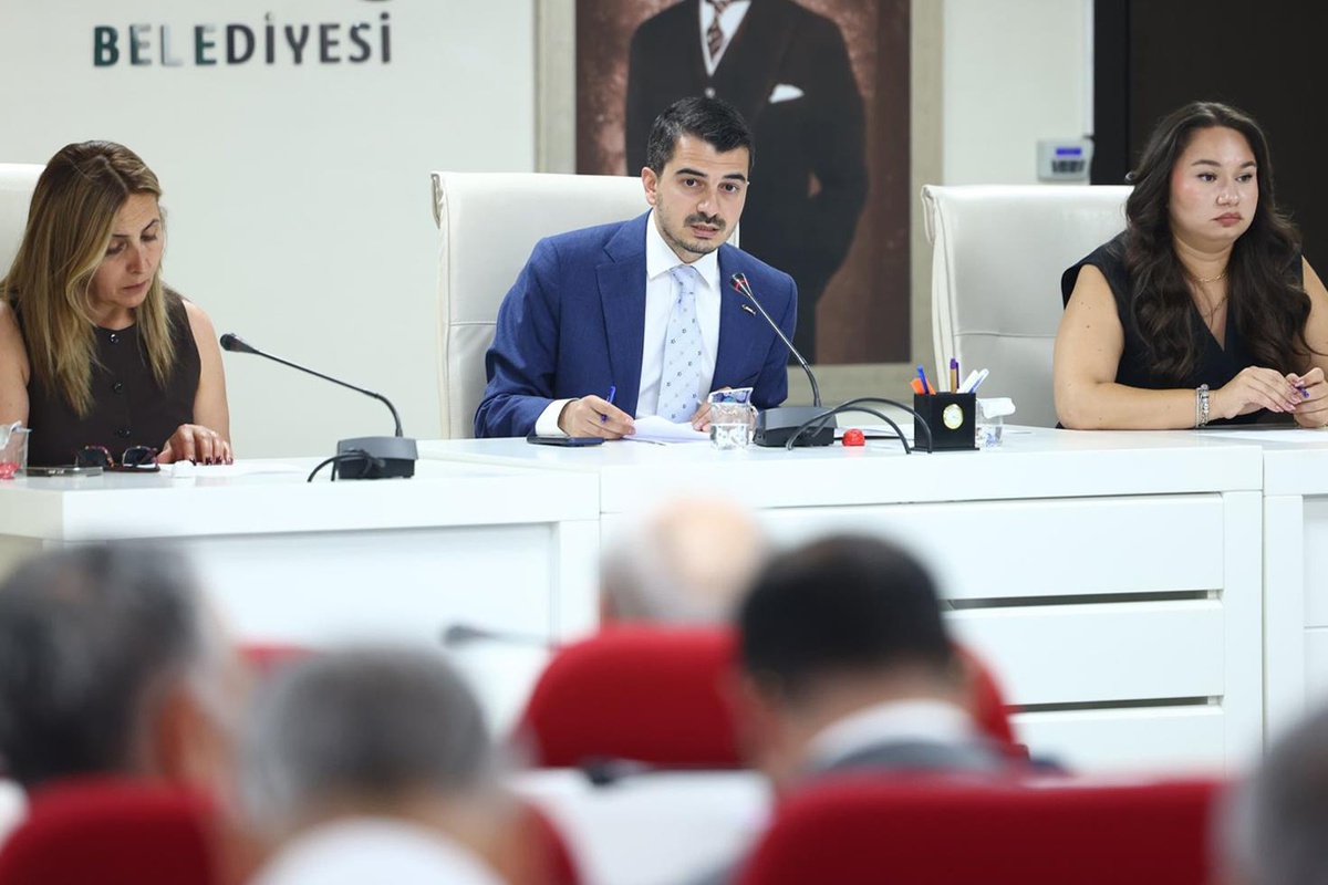 Tarihi zirve sırasında tatilde olduğu iddia edilen belediye başkanı sessizliğini bozdu