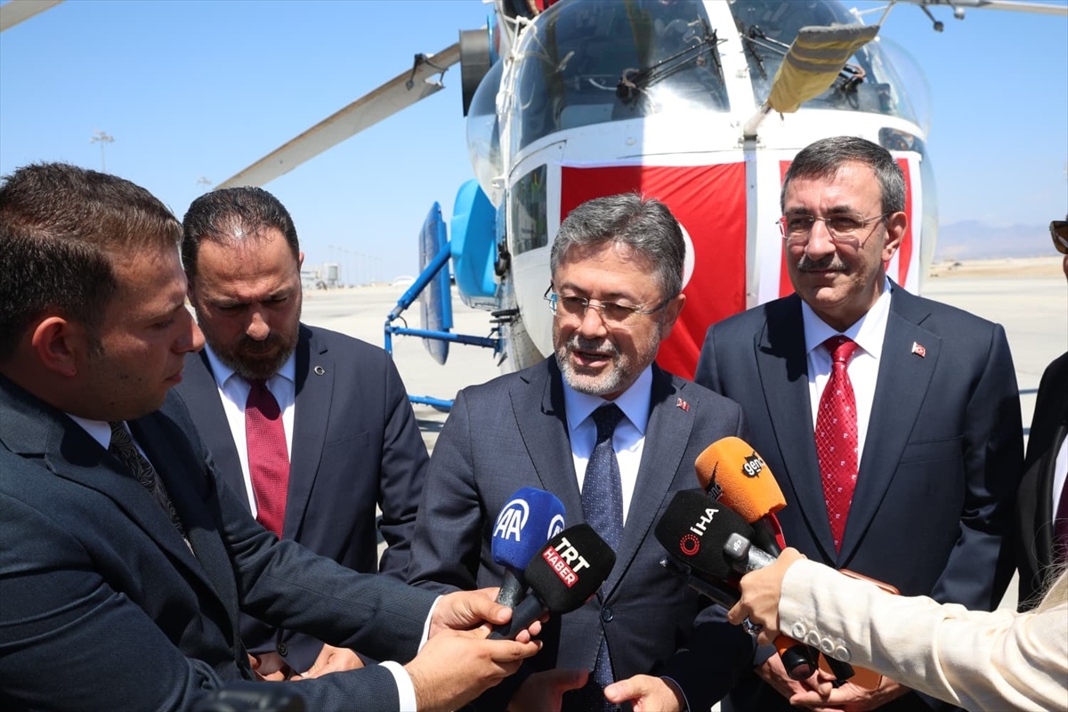 KKTC\'ye Yangın Söndürme Helikopteri Teslimi