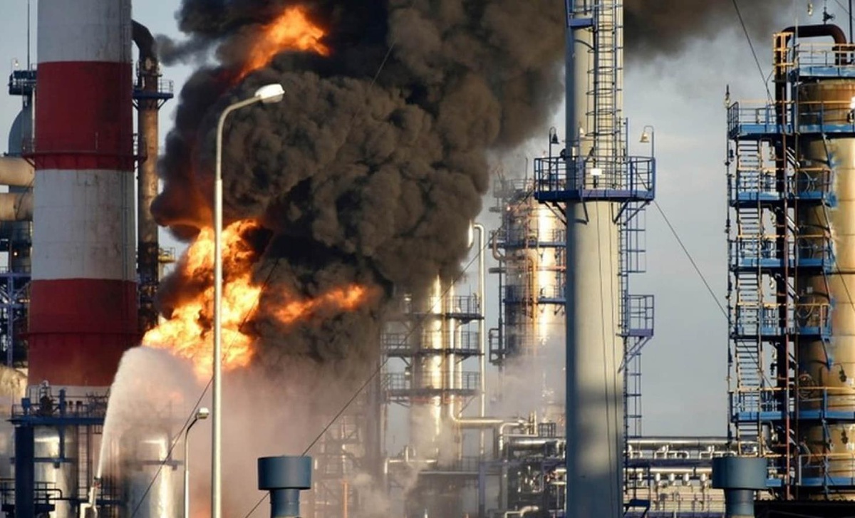 Ukrayna, Rusya\'nın petrol rafinerisini vurdu: Yakıt fiyatları yükseldi