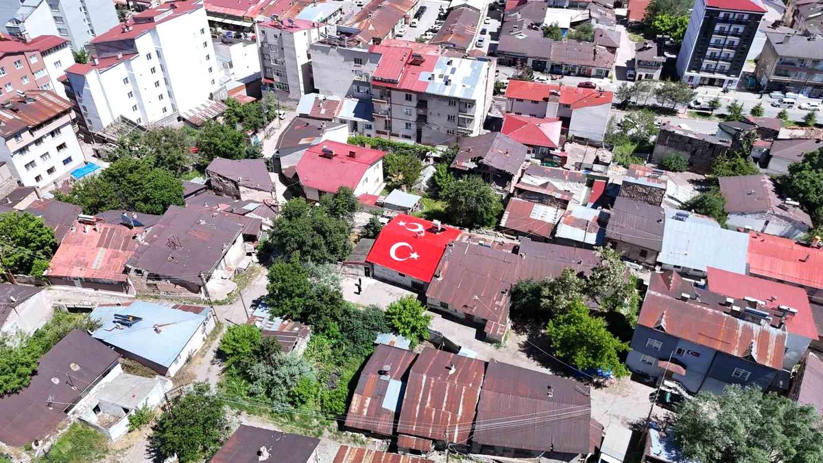 Sivas\'ta Bayraklı Çatı Gururu