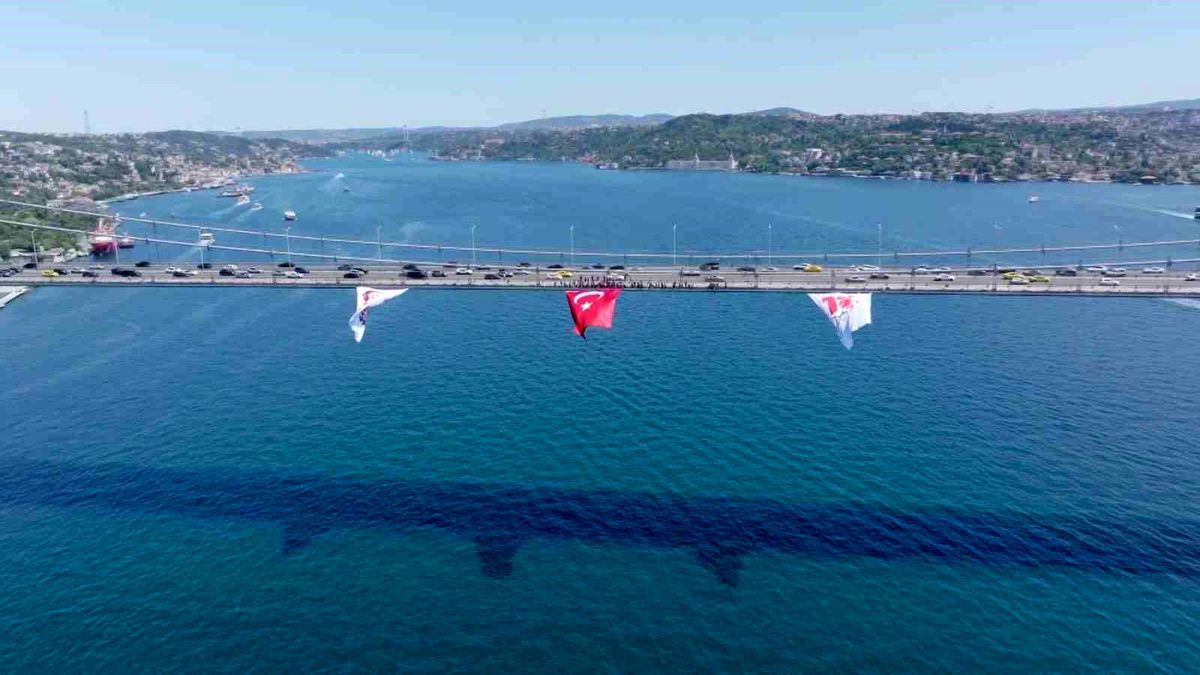 15 Temmuz\'un 10. yılında köprüde dev bayrak