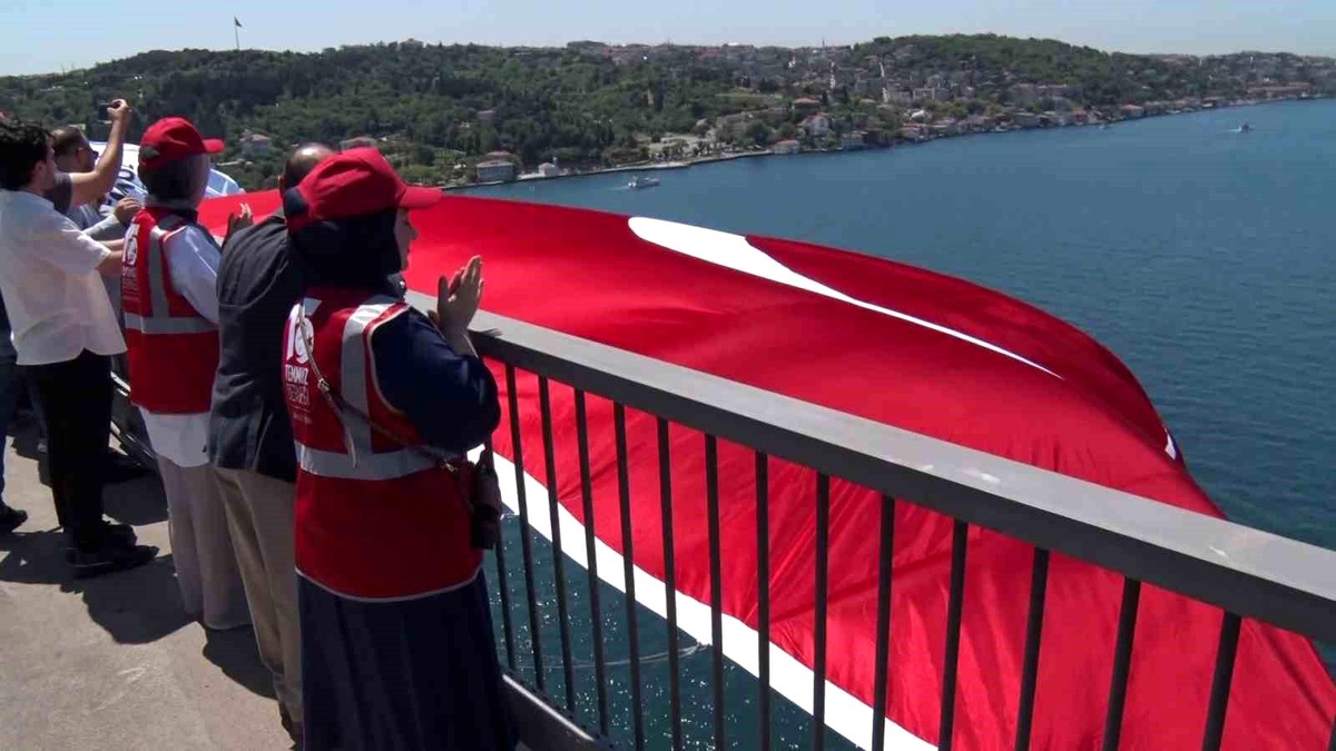 15 Temmuz etkinliğinde köprüye dev Türk bayrağı asıldı