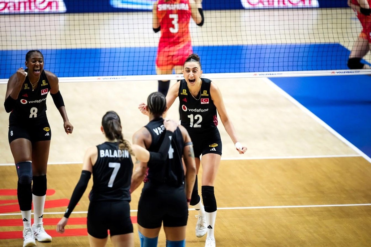 Milli Voleybol Takımı\'ndan 8. Finallere Yükseliş