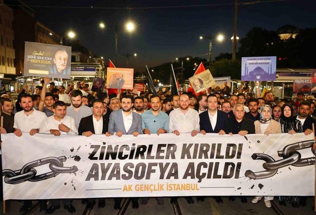 Ayasofya’ya Fetih Yürüyüşü Coşkuyla Tekrarlandı