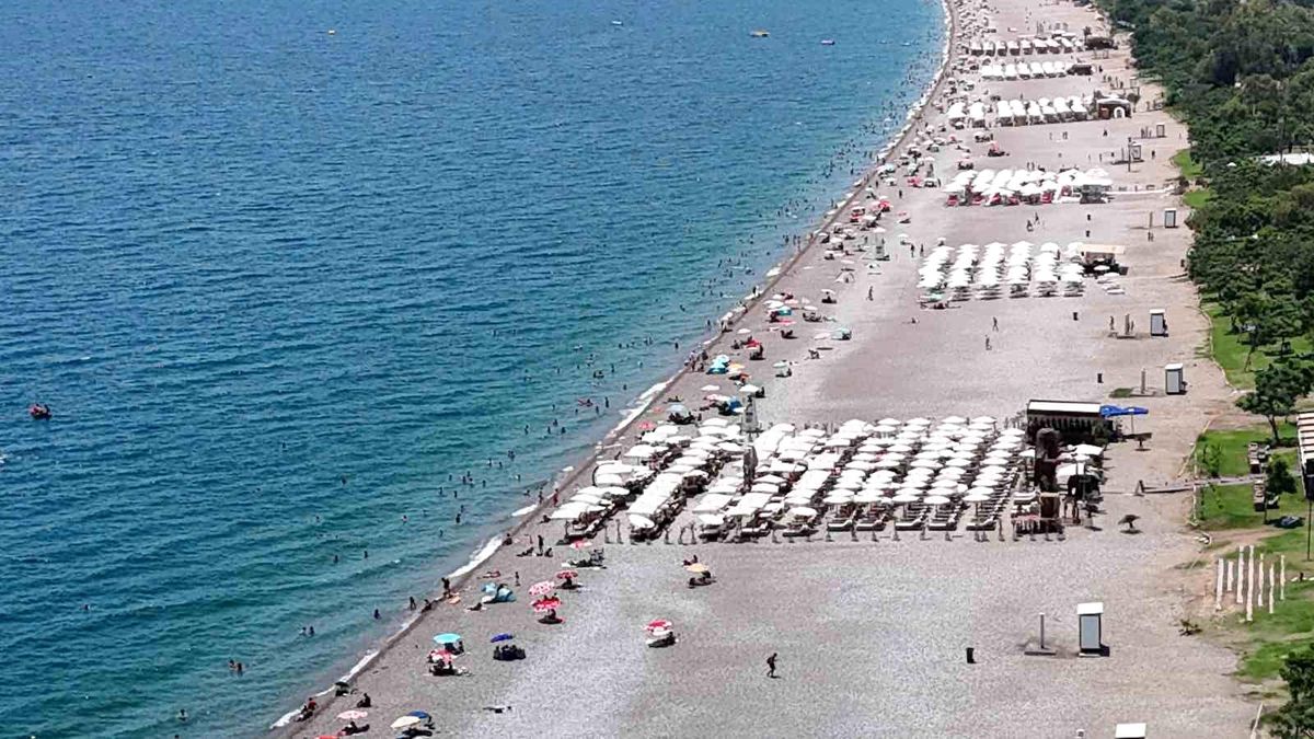Antalya\'da Sıcak Hava Tatilcileri Sahile Çekti