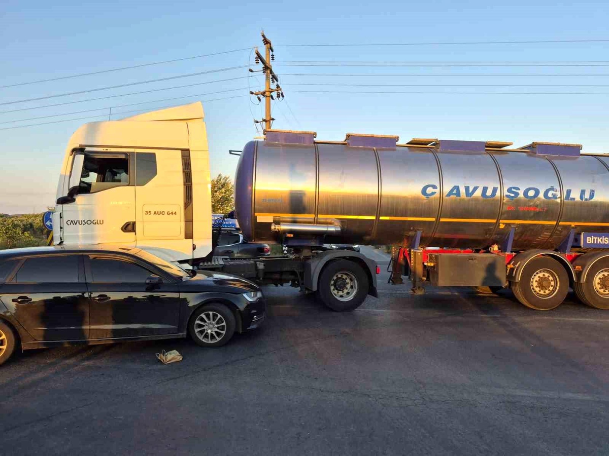 Ayvalık\'ta TIR ile otomobil çarpıştı: 6 yaralı