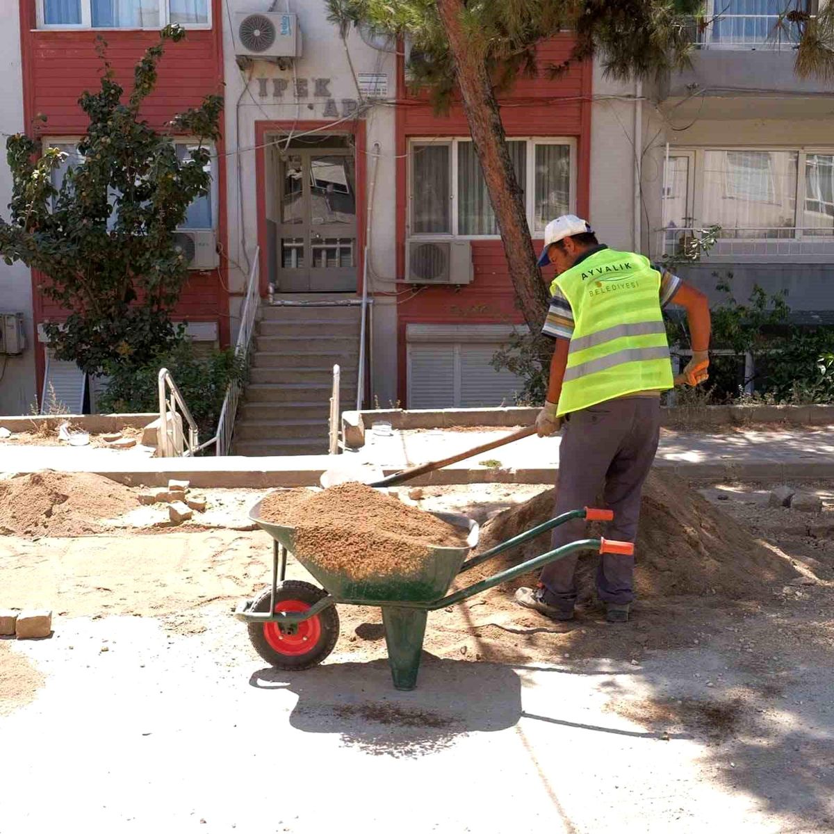 Ayvalık\'ta yol bakım ve onarım çalışmaları aralıksız sürüyor