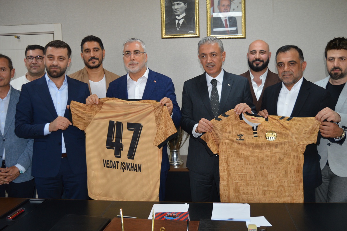 Bakan Işıkhan Mardin 1969 Spor\'u Ziyaret Etti