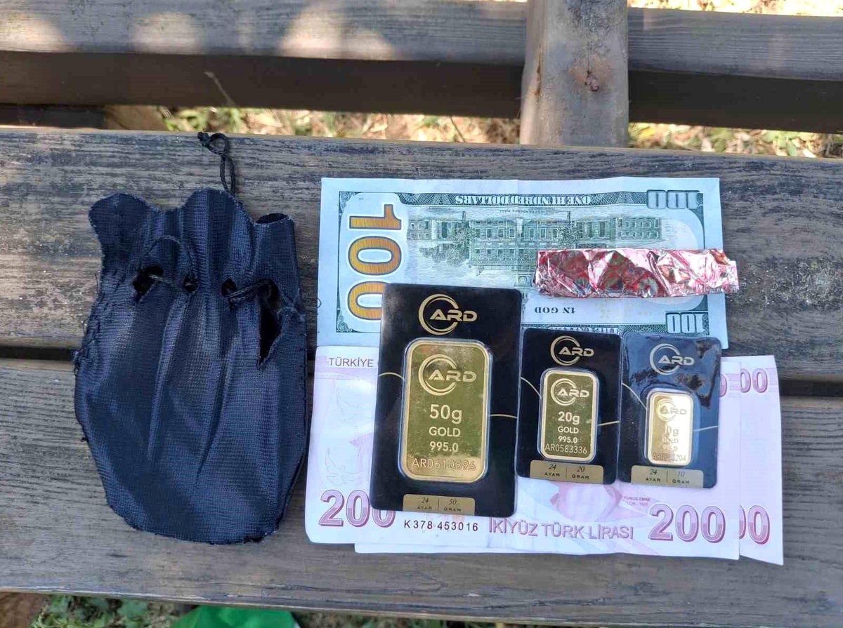 Beykoz Belediyesi personelinden örnek davranış: Plajda bulduğu altın dolu keseyi sahibine teslim etti