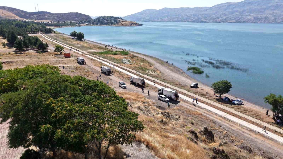 Elazığ Hazar Gölü çevresinde temizlik çalışması