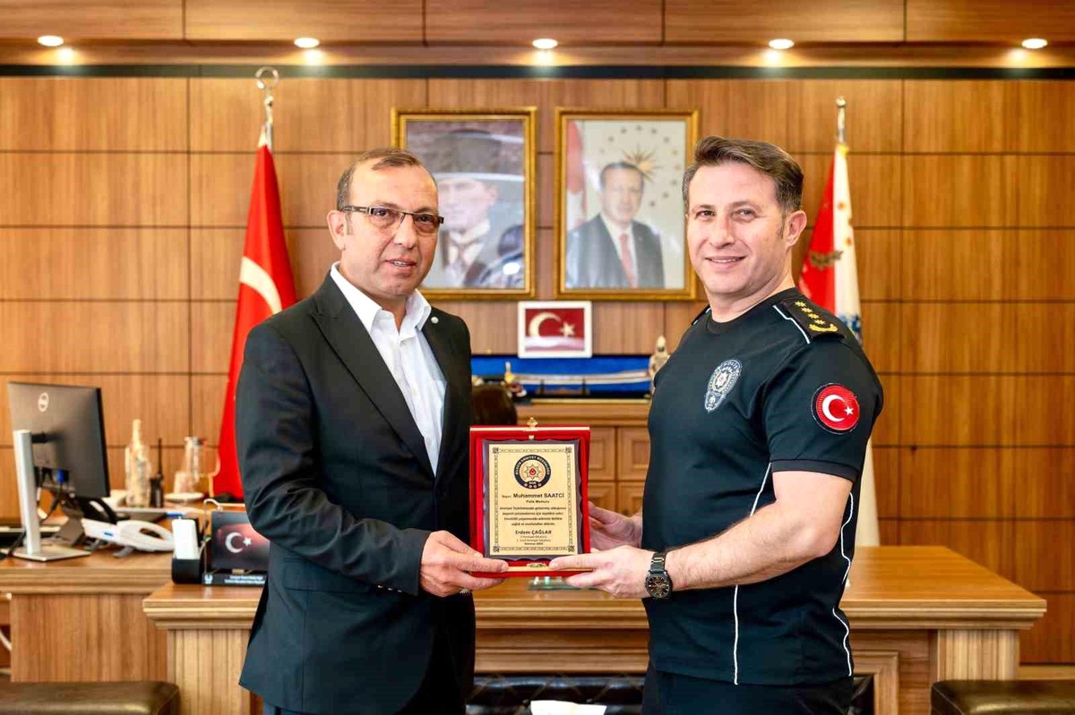 Emekli Polis Saatci\'ye Veda Plaketi