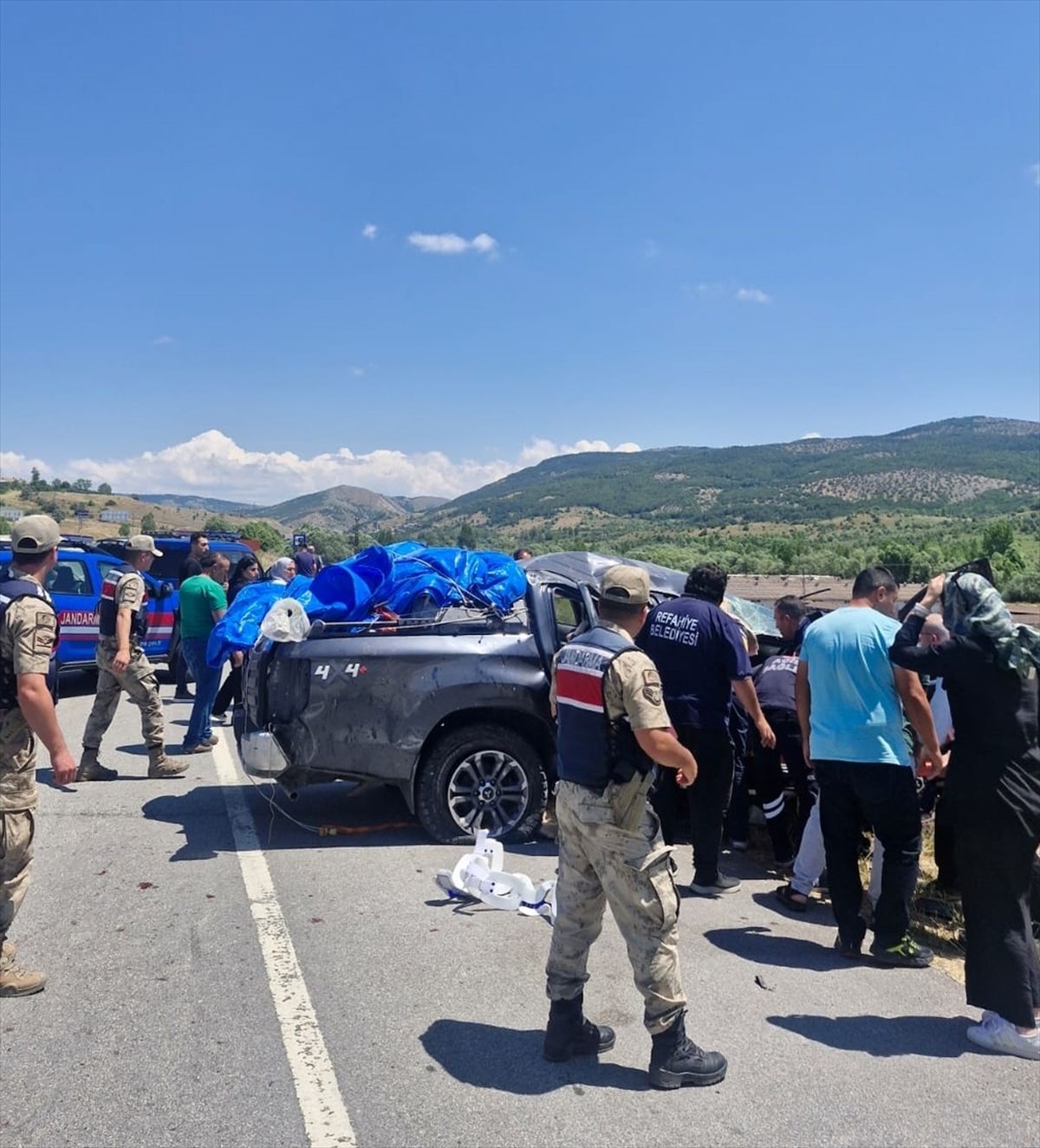 Kamyonet Devrildi: 1 Ölü, 3 Yaralı