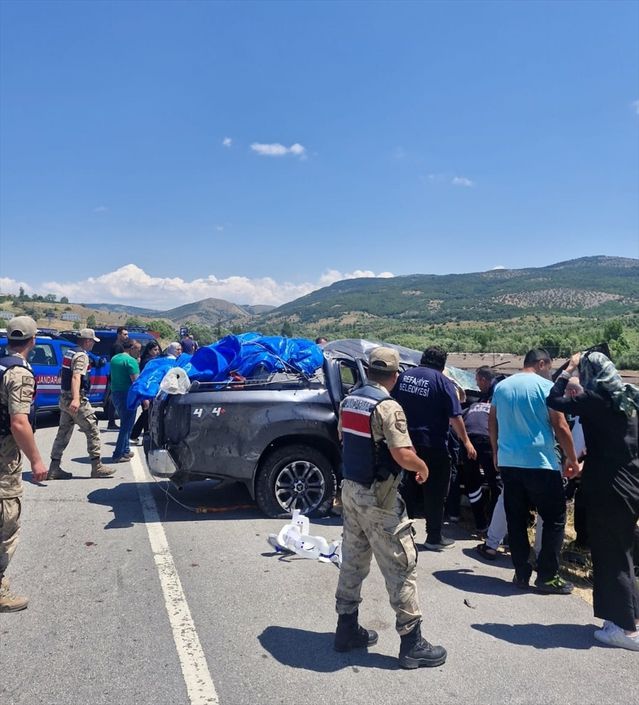 Kamyonet Devrildi: 1 Ölü, 3 Yaralı