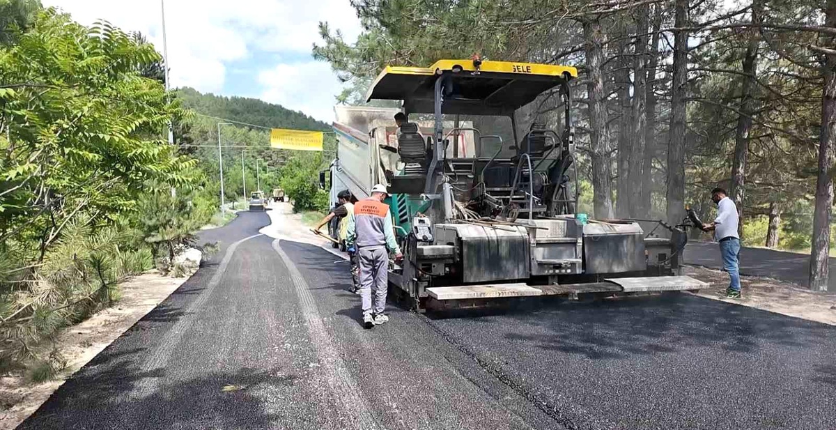 Gölcük Tabiat Parkı ile Dere Mahallesi arasındaki yol asfaltlanıyor