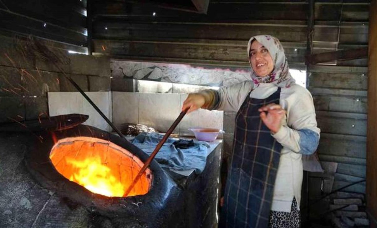 Bu kadınlar takdiri hak ediyor: Kavurucu sıcakta ekmek paralarını böyle kazanıyorlar