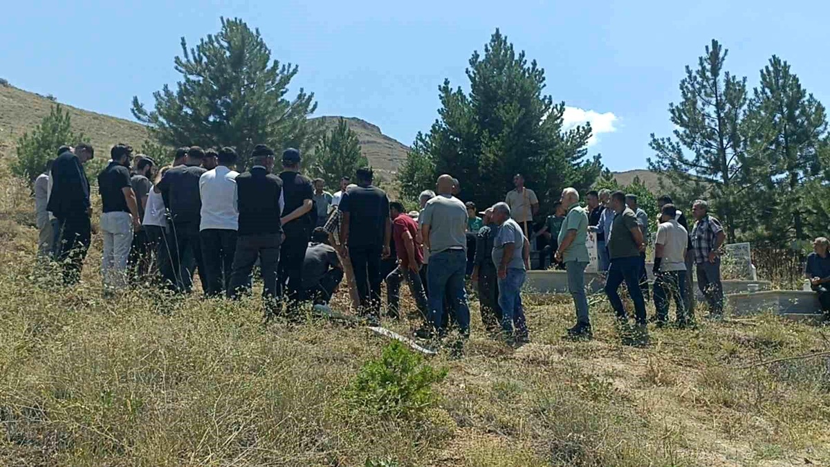 Hayatını kaybeden doğa fotoğrafçısı, memleketi Sivas\'ta son yolculuğuna uğurlandı