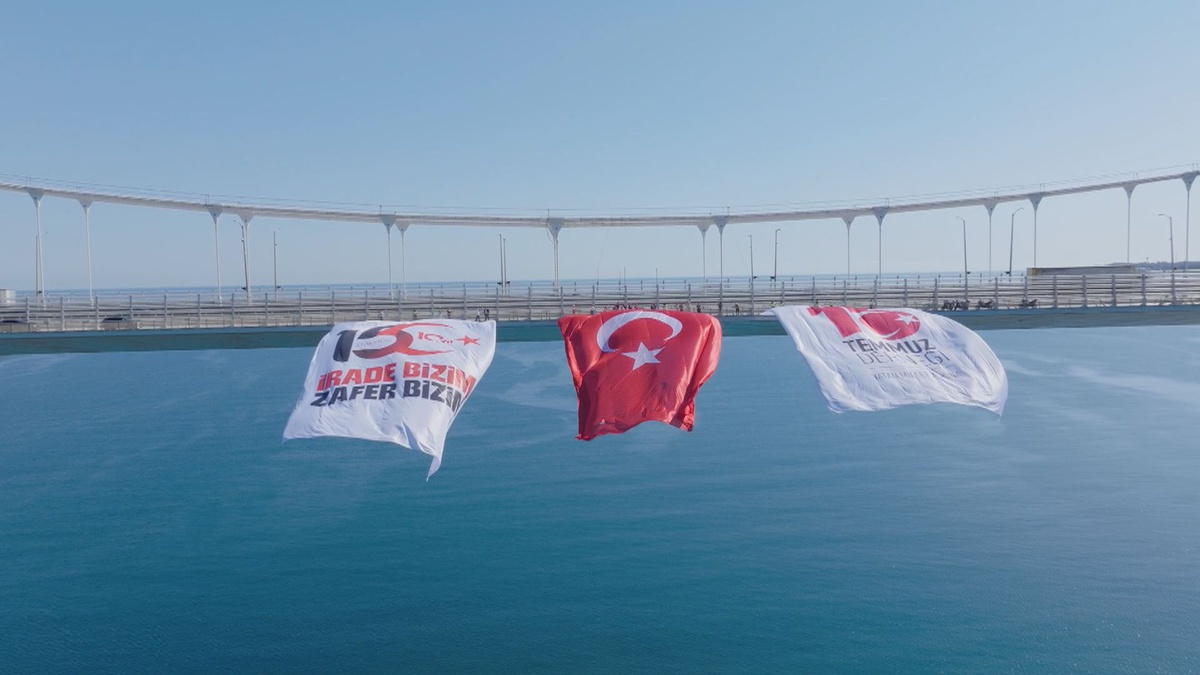 15 Temmuz\'un 10. yılında köprülere dev Türk bayrağı