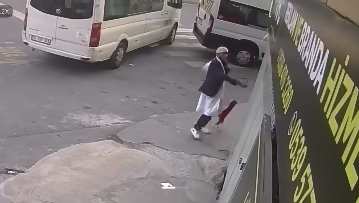 Türk Bayrağını Söküp Attı