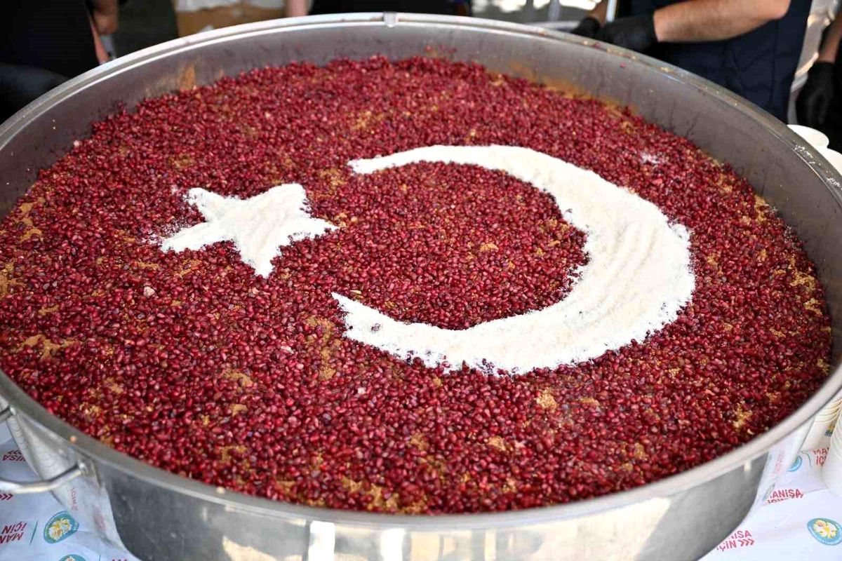 Manisa Büyükşehir\'den Alaybey ve Laleli pazarlarında aşure ikramı