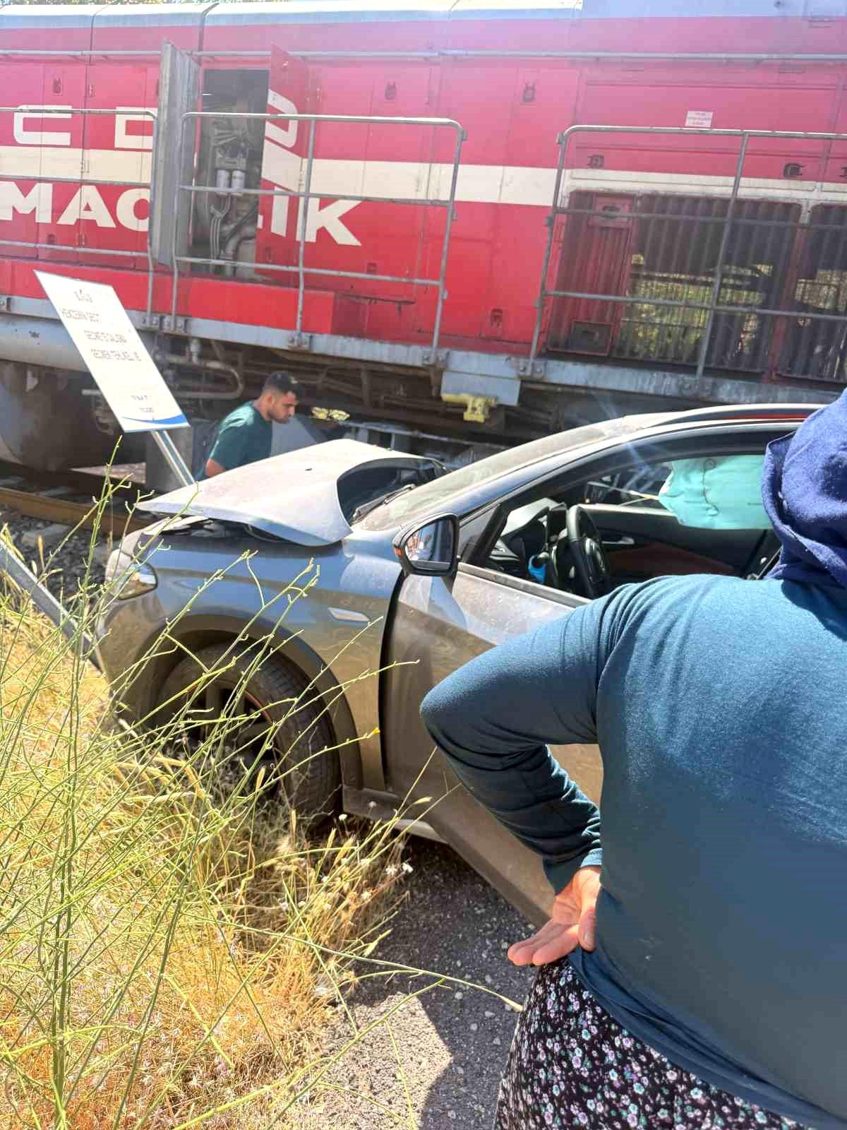 Elazığ\'da Tren Otomobile Çarptı