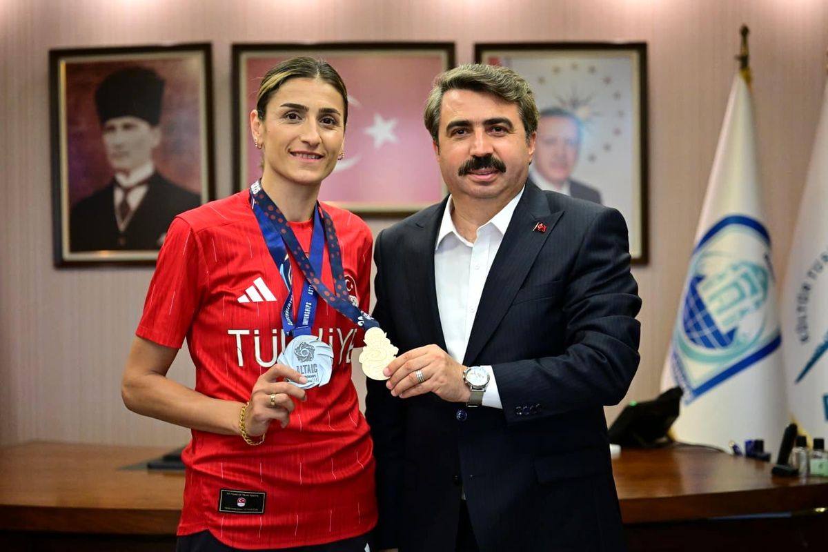 Milli tekvandocu Hatice Kübra İlgün, madalya sevincini yıldırım belediye başkanı oktay yılmaz'la paylaştı