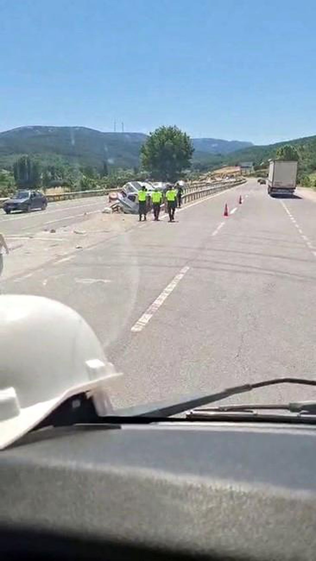 İnegöl\'de Trafik Kazası: İki Araç Bariyerlere Sıkıştı