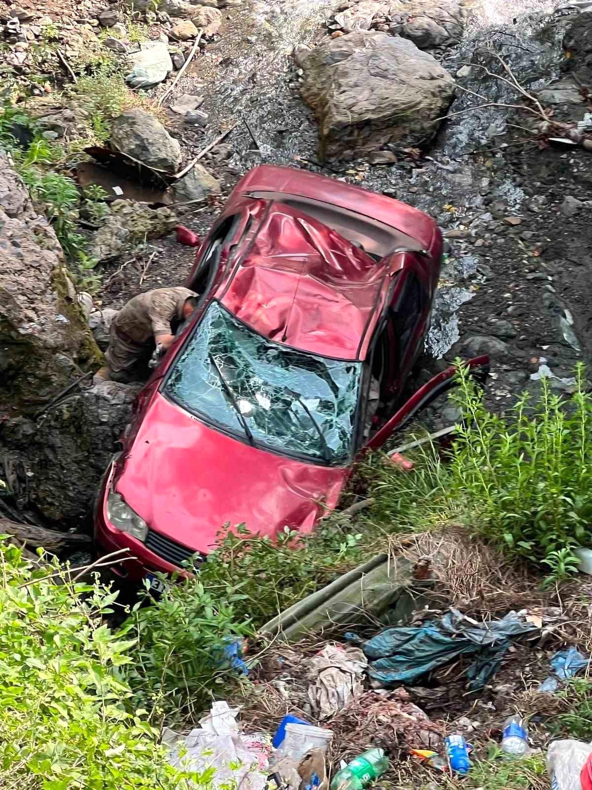 Hatay\'da Uçurumdan Düşen Otomobilin Sürücüsü Yaralandı