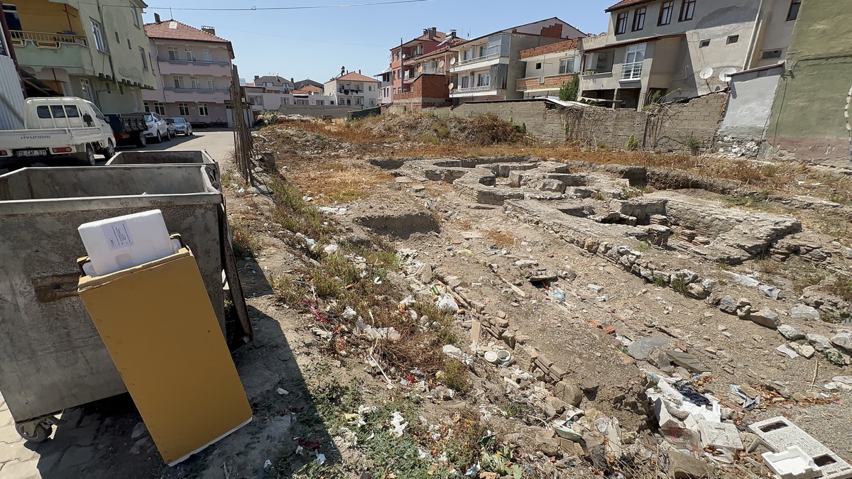 İznik\'te Roma Hamamı Çöplüğe Döndü