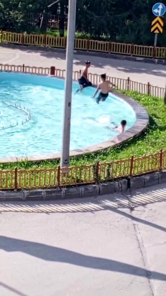 Erzurum’da Çocuklar Süs Havuzlarına Girdi