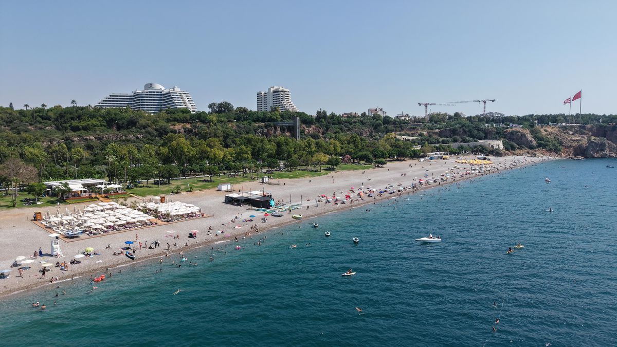 Antalya\'da Sıcak Hava Denizi Doldurdu