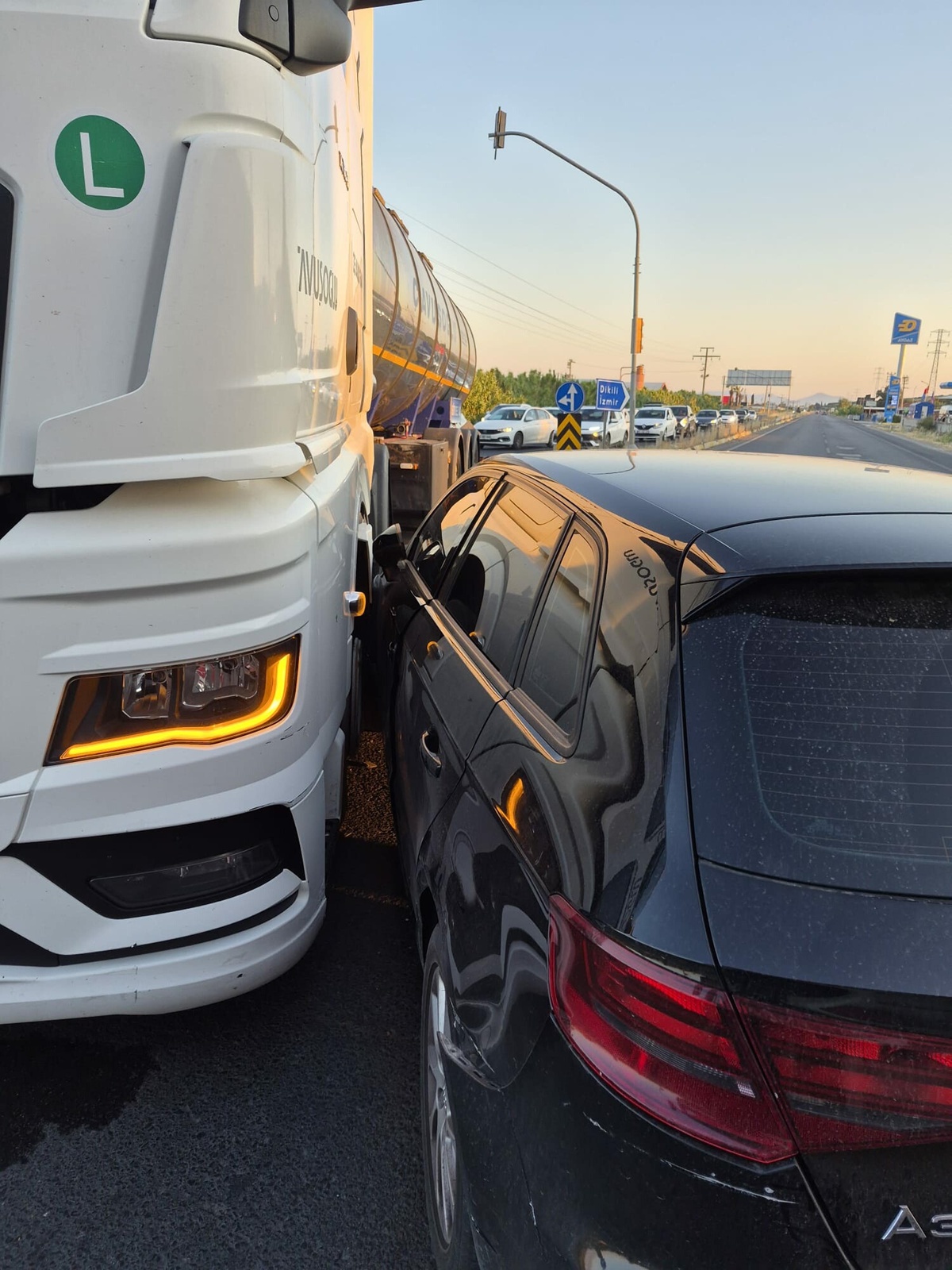Balıkesir\'de Tanker ve Otomobil Kazası: 6 Yaralı